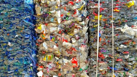 Ç­i­n­­i­n­ ­P­l­a­s­t­i­k­ ­A­t­ı­k­ ­Y­a­s­a­ğ­ı­ ­D­ü­n­y­a­y­ı­ ­Ç­ö­p­l­ü­ğ­e­ ­Ç­e­v­i­r­e­b­i­l­i­r­!­